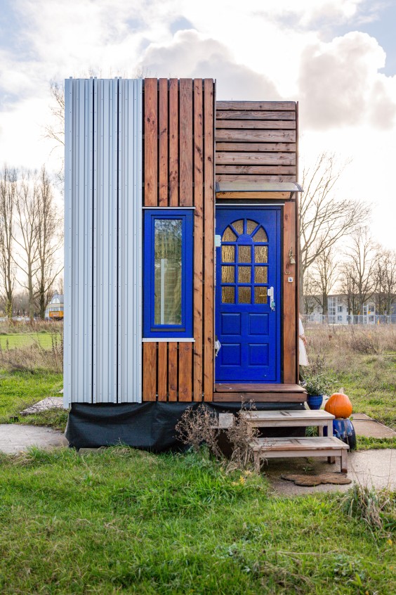 Eva woont in haar zelfgebouwde tiny house van 15 vierkante meter met slimme woonoplossingen | Foto: Roos Eijmers