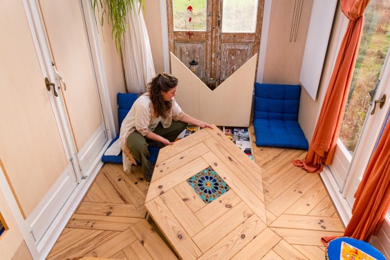 Eva bouwt haar eigen tiny house van 15 vierkante meter met slimme woonoplossingen | Foto: Roos Eijmers