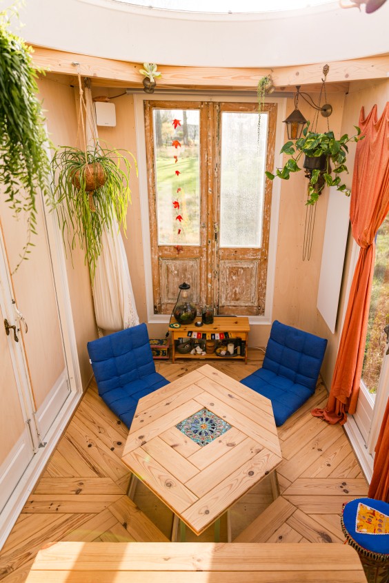 Eva bouwt haar eigen tiny house van 15 vierkante meter met slimme woonoplossingen | Foto: Roos Eijmers