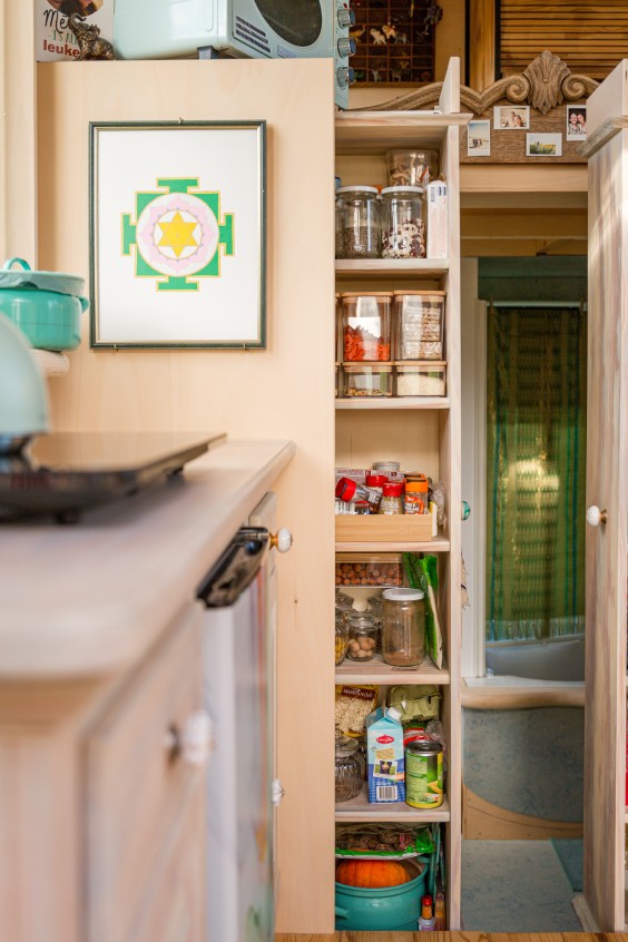 Eva bouwt haar eigen tiny house van 15 vierkante meter met slimme woonoplossingen | Foto: Roos Eijmers