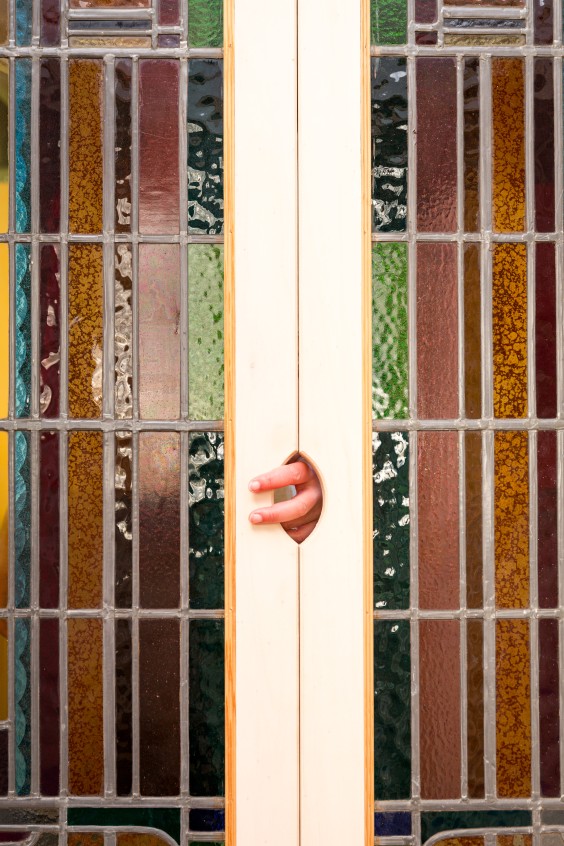 Eva woont in een tiny house van 15 m2 met slimme woonoplossingen | Foto: Roos Eijmers