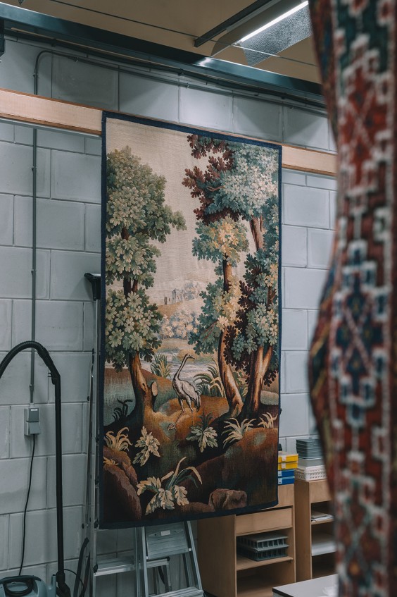 Sadegh restaureert eeuwenoude tapijten | Fotografie: Sheena Schouwink