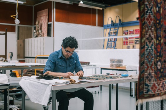 Sadegh restaureert eeuwenoude tapijten | Fotografie: Sheena Schouwink