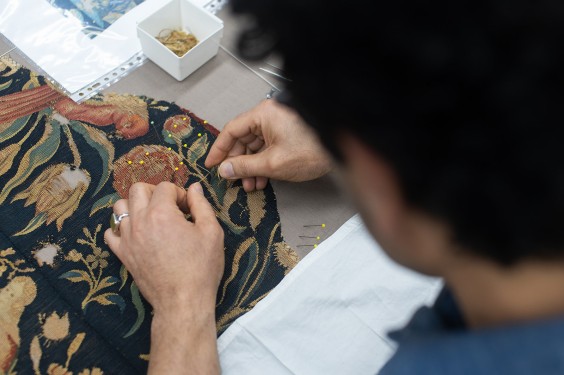 Sadegh restaureert eeuwenoude tapijten | Fotografie: Sheena Schouwink