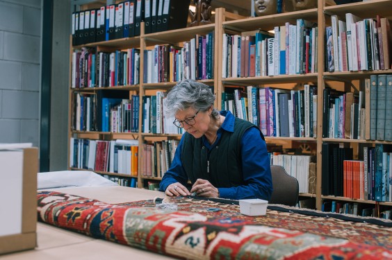 Sadegh restaureert eeuwenoude tapijten | Fotografie: Sheena Schouwink