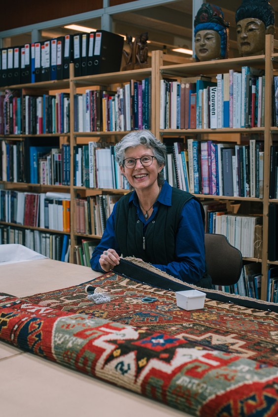 Sadegh restaureert eeuwenoude tapijten | Fotografie: Sheena Schouwink