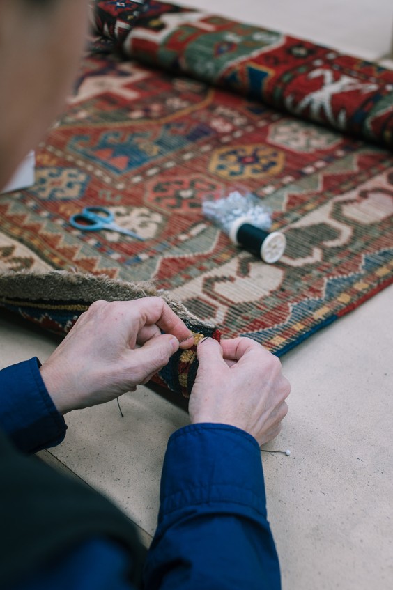 Sadegh restaureert eeuwenoude tapijten | Fotografie: Sheena Schouwink