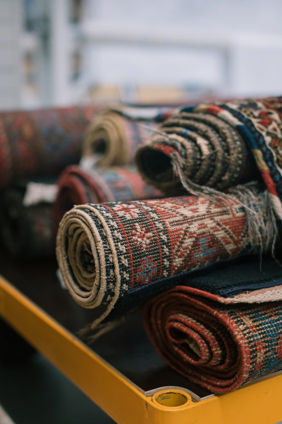 Sadegh restaureert eeuwenoude tapijten | Fotografie: Sheena Schouwink