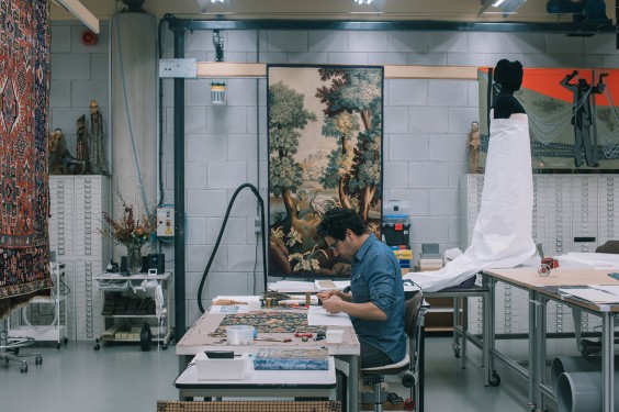 Sadegh restaureert eeuwenoude tapijten | Fotografie: Sheena Schouwink