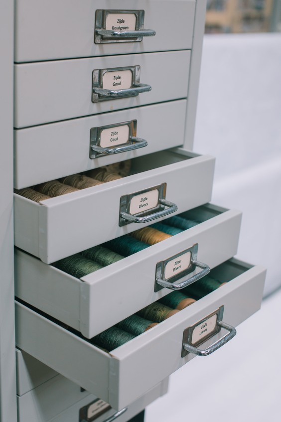 Sadegh restaureert eeuwenoude tapijten | Fotografie: Sheena Schouwink