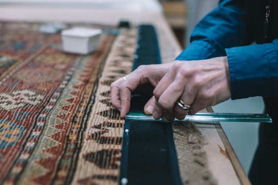Sadegh restaureert eeuwenoude tapijten | Fotografie: Sheena Schouwink