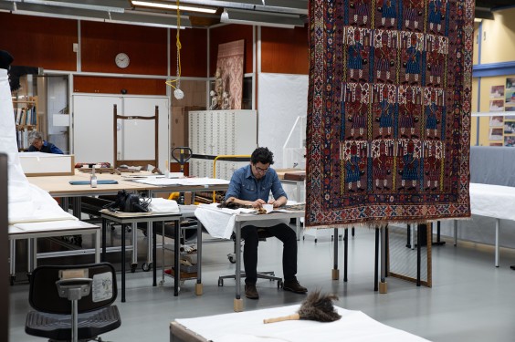 Sadegh restaureert eeuwenoude tapijten | Fotografie: Sheena Schouwink