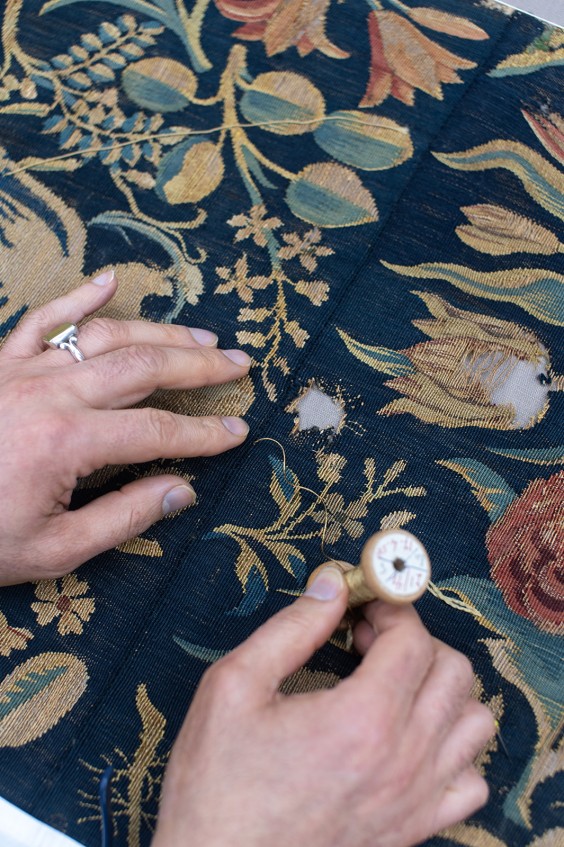 Sadegh restaureert eeuwenoude tapijten | Fotografie: Sheena Schouwink