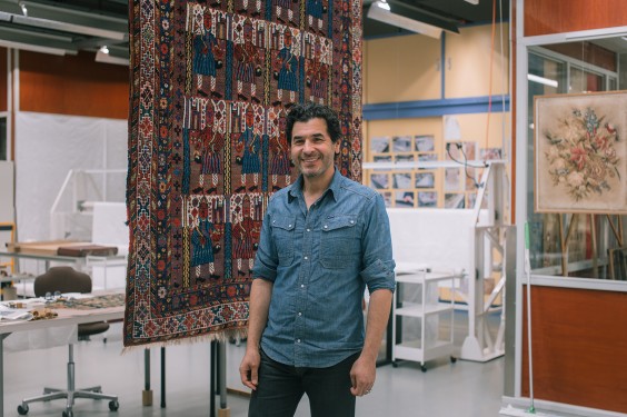 Sadegh restaureert eeuwenoude tapijten | Fotografie: Sheena Schouwink