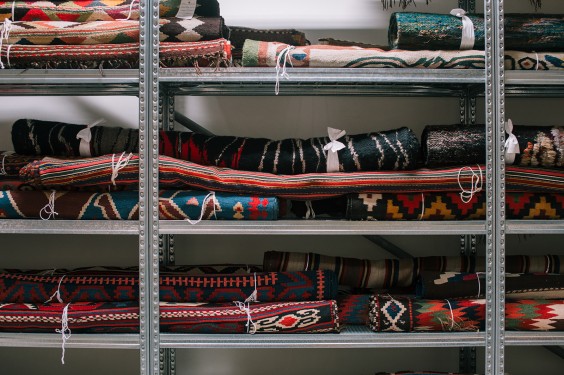 Sadegh restaureert eeuwenoude tapijten | Fotografie: Sheena Schouwink