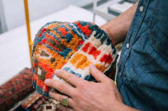 Sadegh restaureert eeuwenoude tapijten | Fotografie: Sheena Schouwink