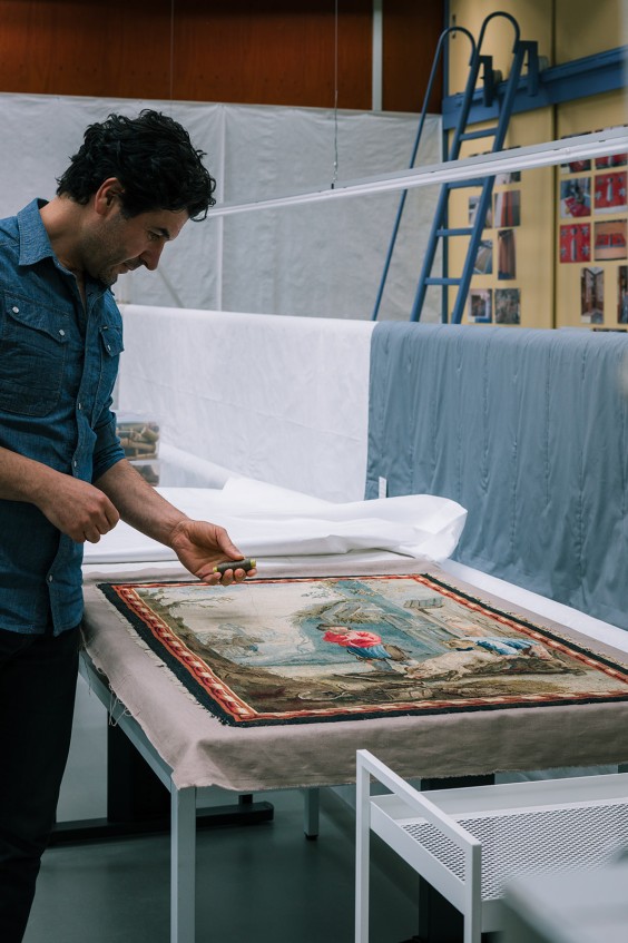 Sadegh restaureert eeuwenoude tapijten | Fotografie: Sheena Schouwink