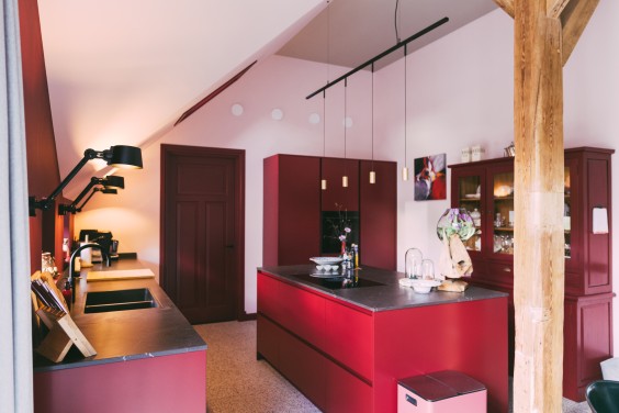 Knalroze boerderij | Marjon Lukje