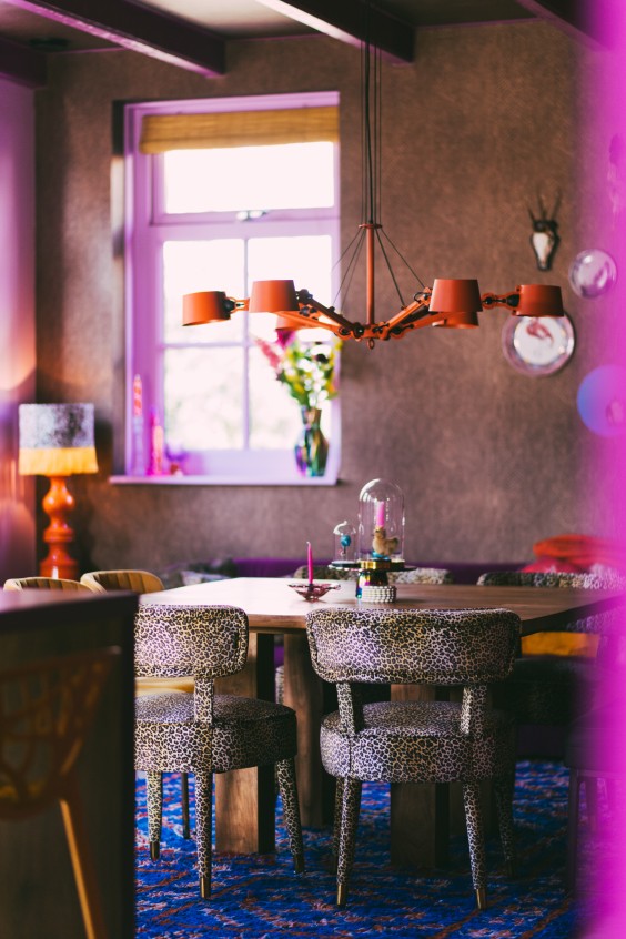 Knalroze boerderij | Marjon Lukje