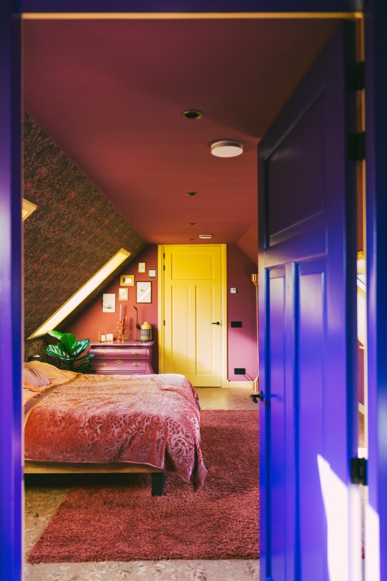 Knalroze boerderij | Marjon Lukje