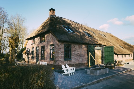 Knalroze boerderij | Marjon Lukje