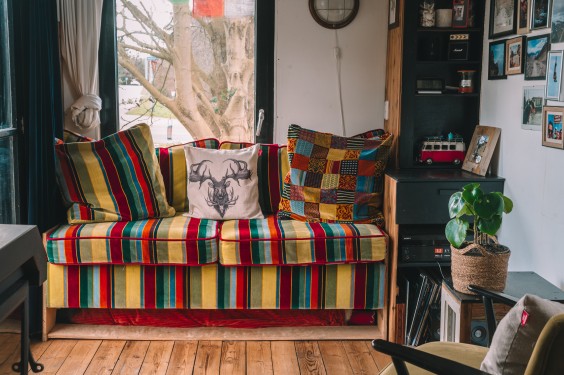 Kijk binnen in het zelfgebouwde tiny house van Annebel en Stanley in Velserbroek | Foto: Sheena Schouwink