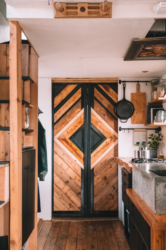 Kijk binnen in het zelfgebouwde tiny house van Annebel en Stanley in Velserbroek | Foto: Sheena Schouwink