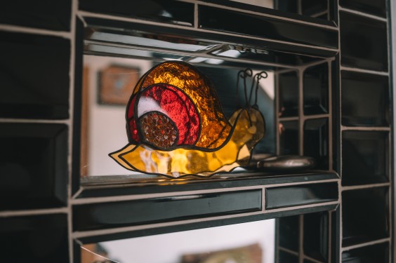 Kijk binnen in het zelfgebouwde tiny house van Annebel en Stanley in Velserbroek | Foto: Sheena Schouwink