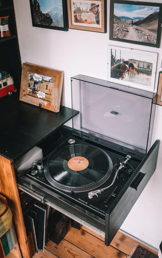 Kijk binnen in het zelfgebouwde tiny house van Annebel en Stanley in Velserbroek | Foto: Sheena Schouwink