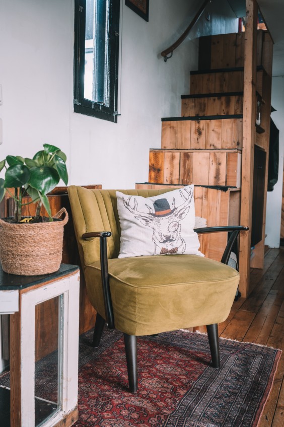 Kijk binnen in het zelfgebouwde tiny house van Annebel en Stanley in Velserbroek | Foto: Sheena Schouwink