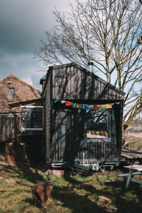 Kijk binnen in het zelfgebouwde tiny house van Annebel en Stanley in Velserbroek | Foto: Sheena Schouwink