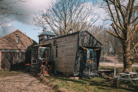 Kijk binnen in het zelfgebouwde tiny house van Annebel en Stanley in Velserbroek | Foto: Sheena Schouwink