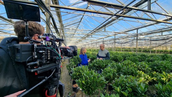 Marieke Eyskoot op bezoek bij de laurierkwekerij | Foto: BinnensteBuiten