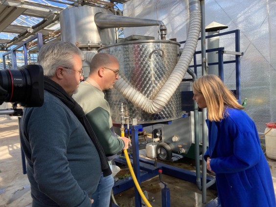 Marieke Eyskoot op bezoek bij de laurierkwekerij | Foto: BinnensteBuiten