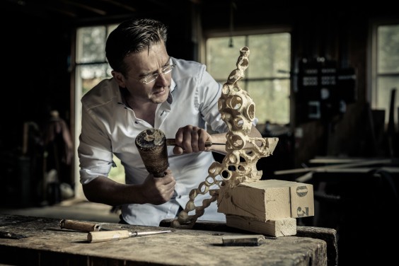 Jop van Driel aan het werk in zijn werkplaats | Foto: Jop van Driel