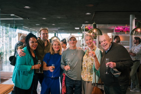 Experts proosten tijdens de speciale 10 jaar BinnensteBuiten uitzending | Foto: Sheena Schouwink