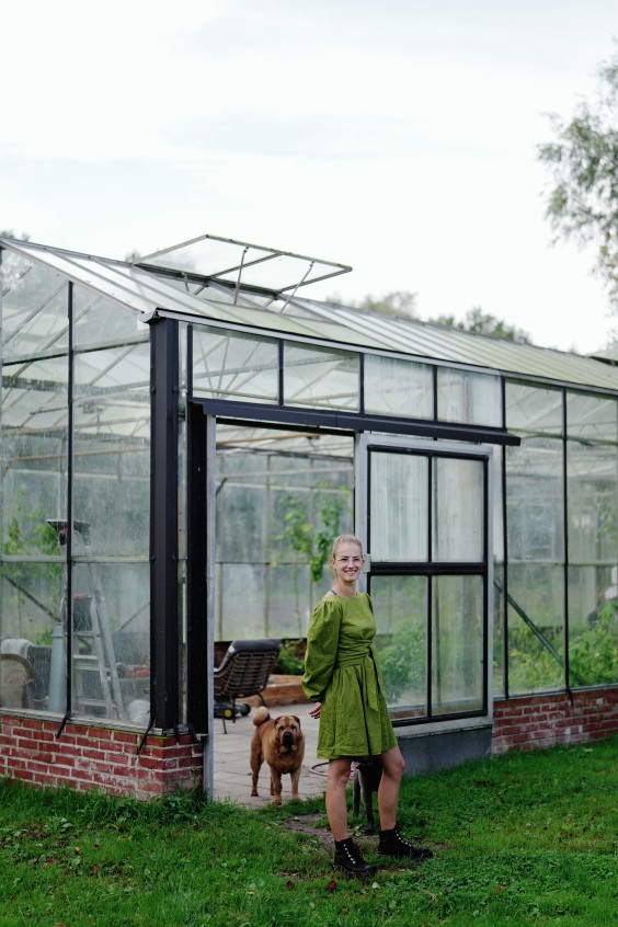 Amber en Gerben hebben een kas en tuin om zelfvoorzienend van te leven | Fotografie: Marjon Lukje