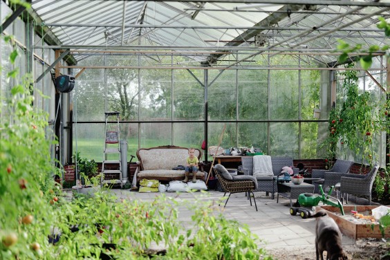 Amber en Gerben hebben een kas en tuin om zelfvoorzienend van te leven | Fotografie: Marjon Lukje