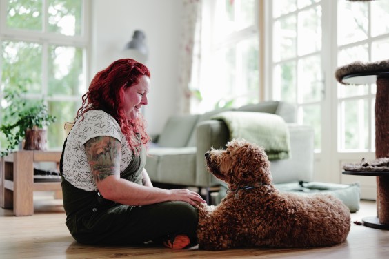 Mieke en haar hulphond Woezel | Fotografie: Marjon Lukje