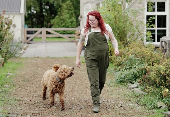 Mieke en haar hulphond Woezel | Fotografie: Marjon Lukje
