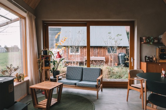 Zelfgebouwd houten huis dichtbij de natuur | Fotografie: Sheena Schouwink