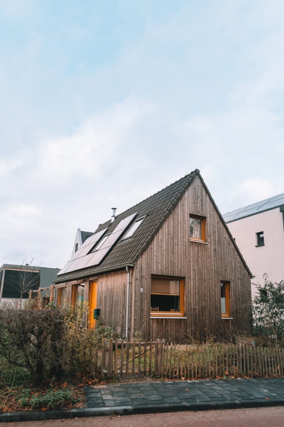Zelfgebouwd houten huis dichtbij de natuur | Fotografie: Sheena Schouwink