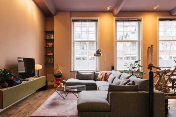 Tamara en Daan wonen in een stijlvol appartement in dit voormalige weeshuis in Den Haag | Fotografie: Roos Eijmers
