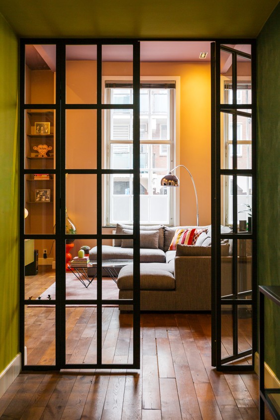 Tamara en Daan wonen in een stijlvol appartement in dit voormalige weeshuis in Den Haag | Fotografie: Roos Eijmers