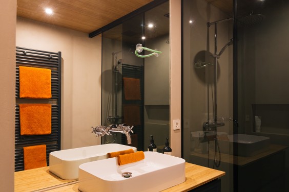 Tamara en Daan wonen in een stijlvol appartement in dit voormalige weeshuis in Den Haag | Fotografie: Roos Eijmers