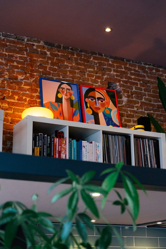 Tamara en Daan wonen in een stijlvol appartement in dit voormalige weeshuis in Den Haag | Fotografie: Roos Eijmers