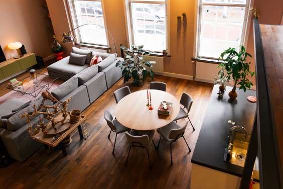 Tamara en Daan wonen in een stijlvol appartement in dit voormalige weeshuis in Den Haag | Fotografie: Roos Eijmers
