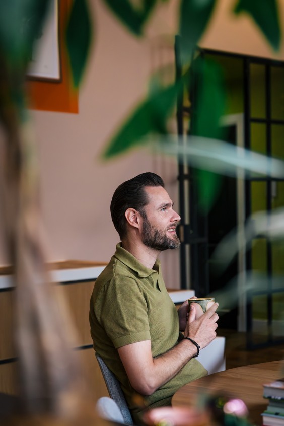 Tamara en Daan wonen in een stijlvol appartement in dit voormalige weeshuis in Den Haag | Fotografie: Roos Eijmers
