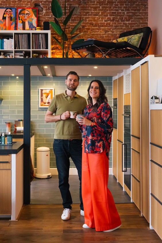 Tamara en Daan wonen in een stijlvol appartement in dit voormalige weeshuis in Den Haag | Fotografie: Roos Eijmers