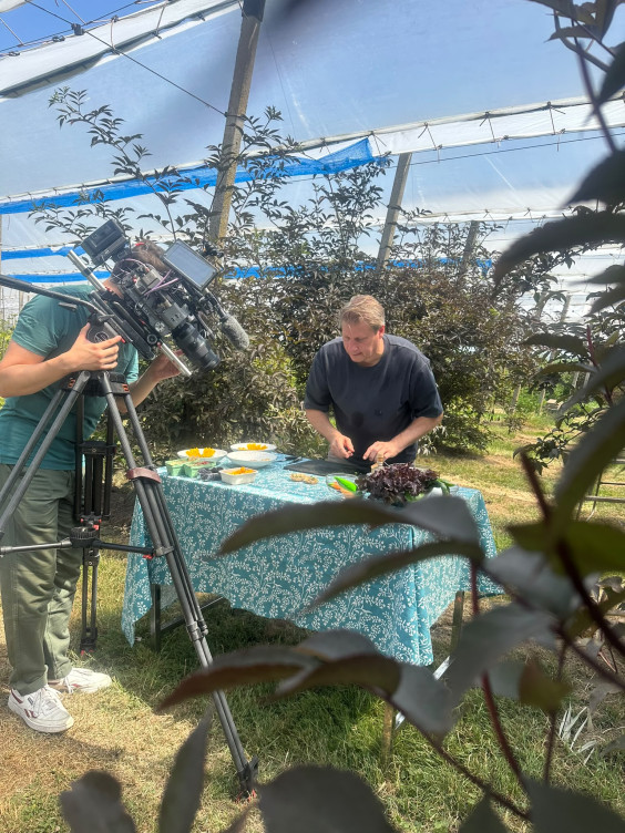 Leon Mazairac aan het werk voor het nieuwe seizoen van BinnensteBuiten | Foto van de crew op locatie